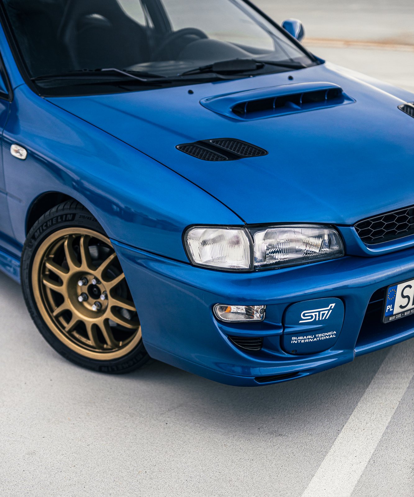Niebieska maska Imprezy GC8, złota Speedline i pokrywa przeciwmgielna STI. Fot. Wowson